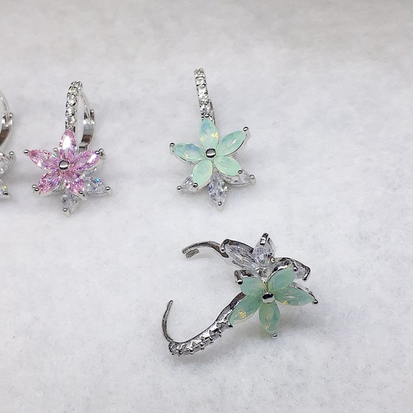 🎀Lovely Romantic White Gold Flower Earrings - Picture 6 of 8